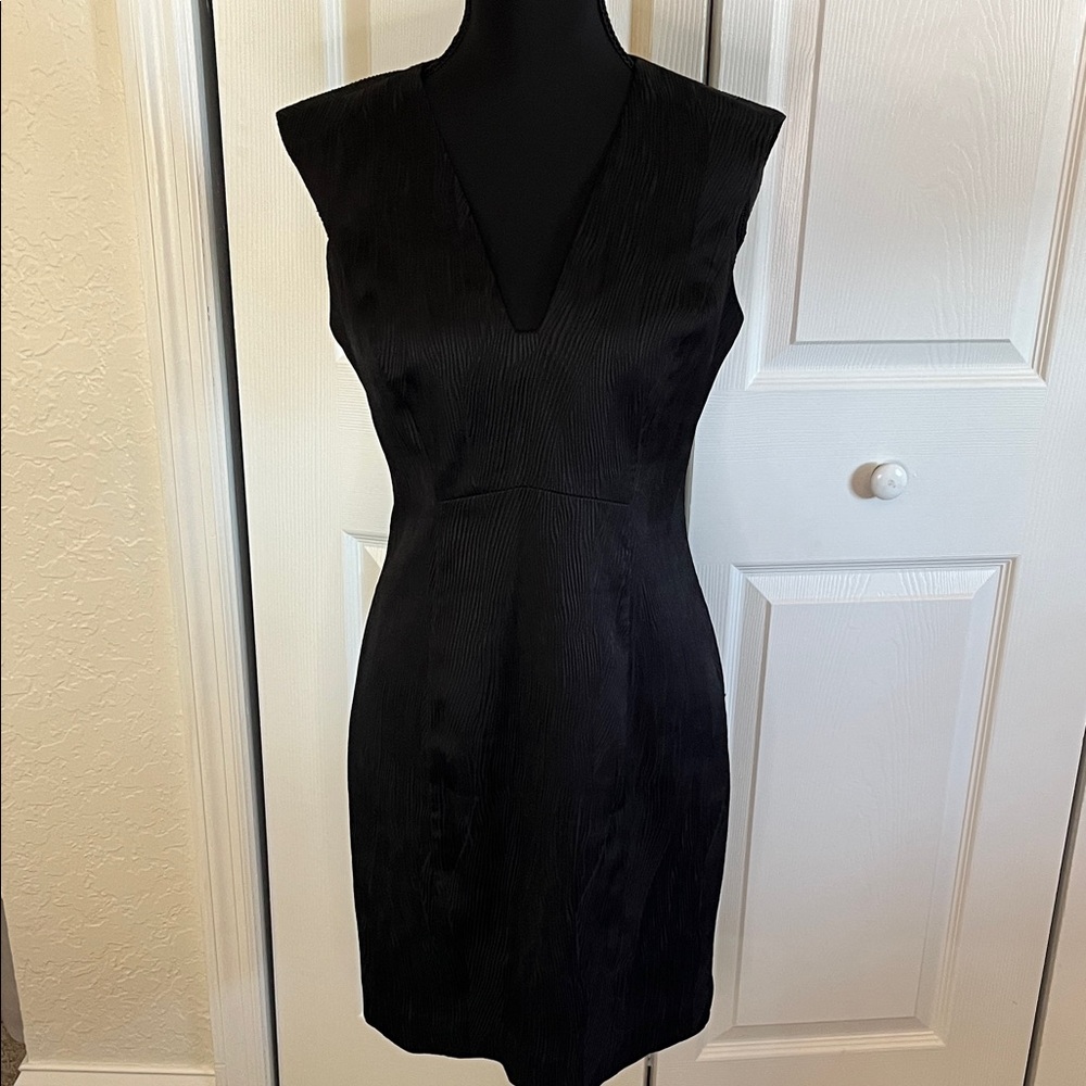 Black Halo Textured V Neck Sleeveless Black Cocktail Dress Size 6